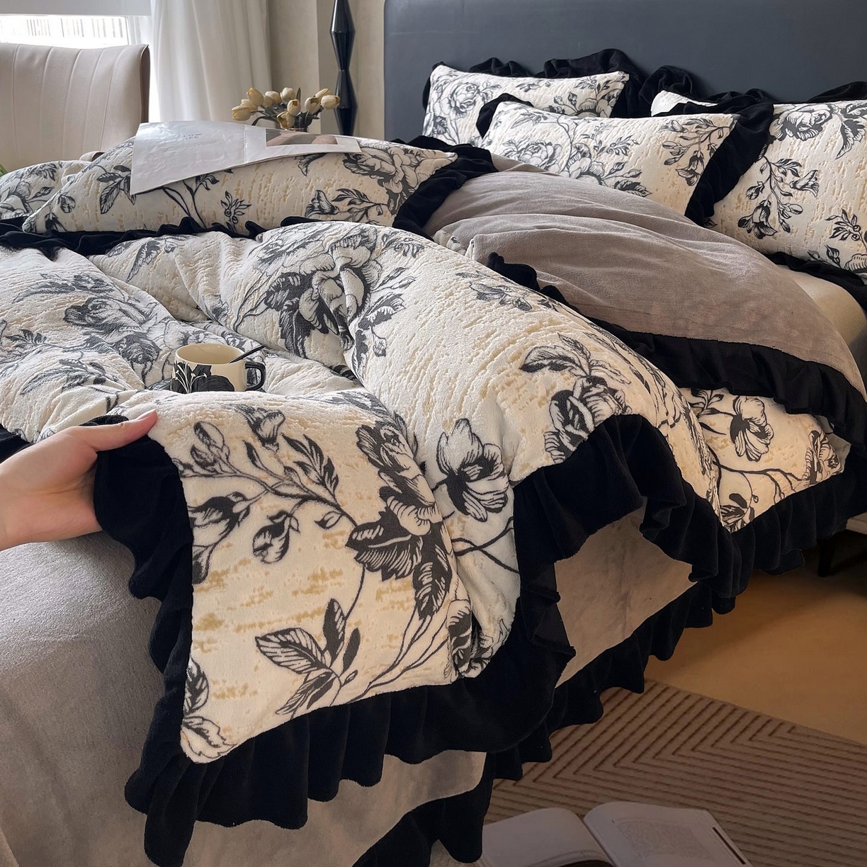 91家纺网 家纺一手货源 找家纺 蜜柚 2025新款秋冬琥珀系复古赫本轻法式高克重牛奶绒全消光立体浮雕数码印花ins风提花保暖四件套 林间絮语