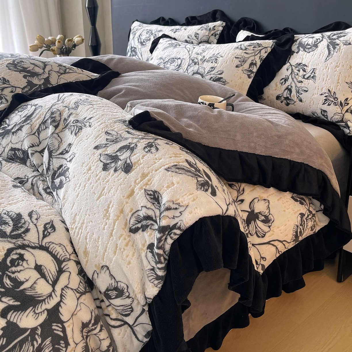 91家纺网 家纺一手货源 找家纺 蜜柚 2025新款秋冬琥珀系复古赫本轻法式高克重牛奶绒全消光立体浮雕数码印花ins风提花保暖四件套 林间絮语