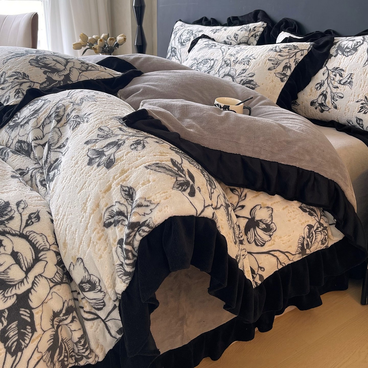 91家纺网 家纺一手货源 找家纺 蜜柚 2025新款秋冬琥珀系复古赫本轻法式高克重牛奶绒全消光立体浮雕数码印花ins风提花保暖四件套 林间絮语