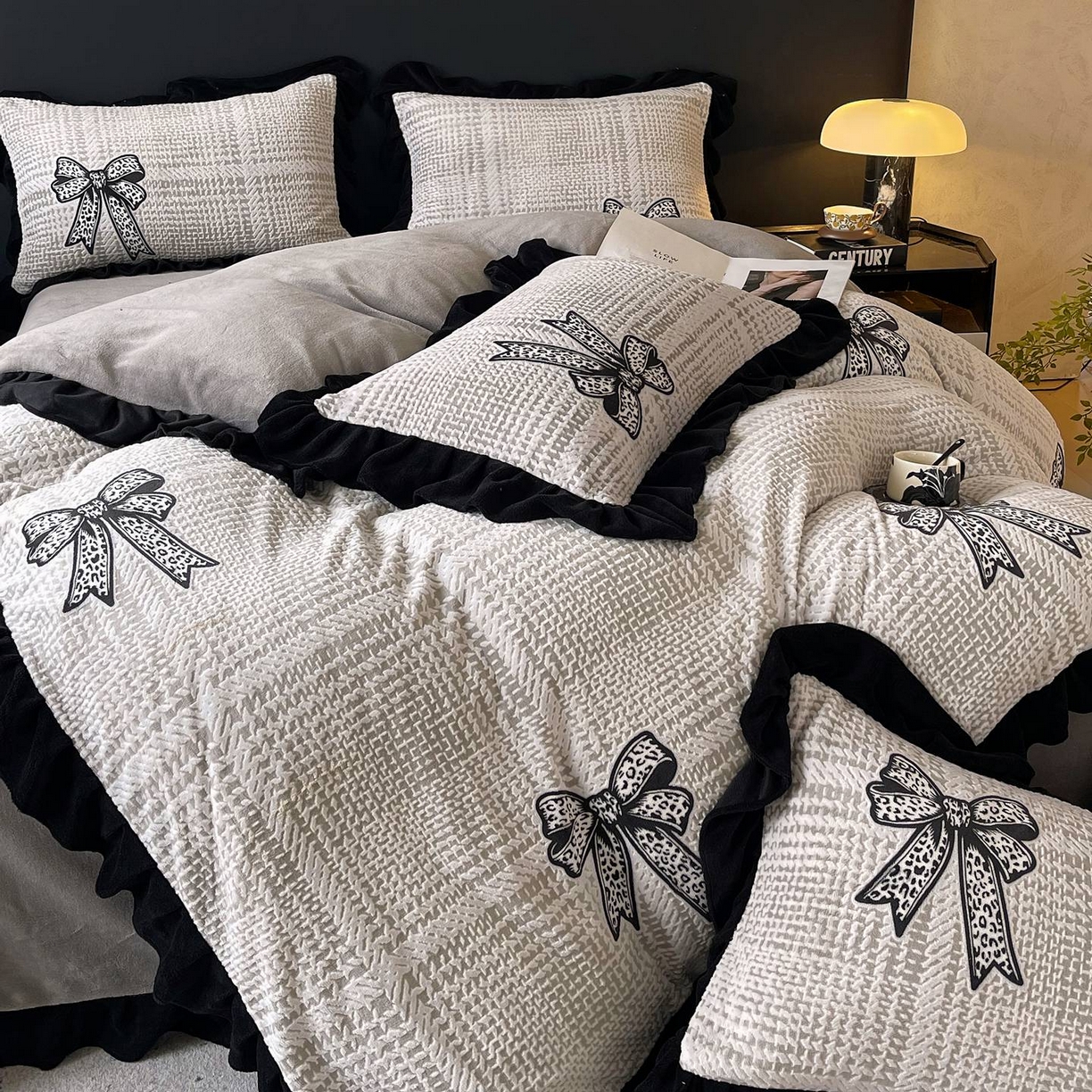 91家纺网 家纺一手货源 找家纺 蜜柚 2025新款秋冬琥珀系复古赫本轻法式高克重牛奶绒全消光立体浮雕数码印花ins风提花保暖四件套 梦境细雨