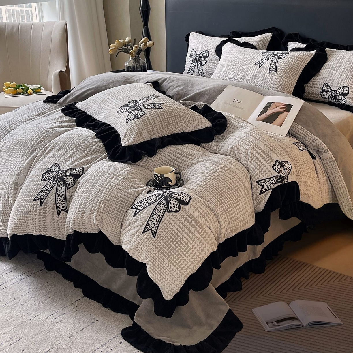 91家纺网 家纺一手货源 找家纺 蜜柚 2025新款秋冬琥珀系复古赫本轻法式高克重牛奶绒全消光立体浮雕数码印花ins风提花保暖四件套 梦境细雨