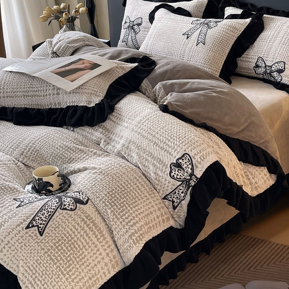 91家纺网 家纺一手货源 找家纺 蜜柚 2025新款秋冬琥珀系复古赫本轻法式高克重牛奶绒全消光立体浮雕数码印花ins风提花保暖四件套 梦境细雨