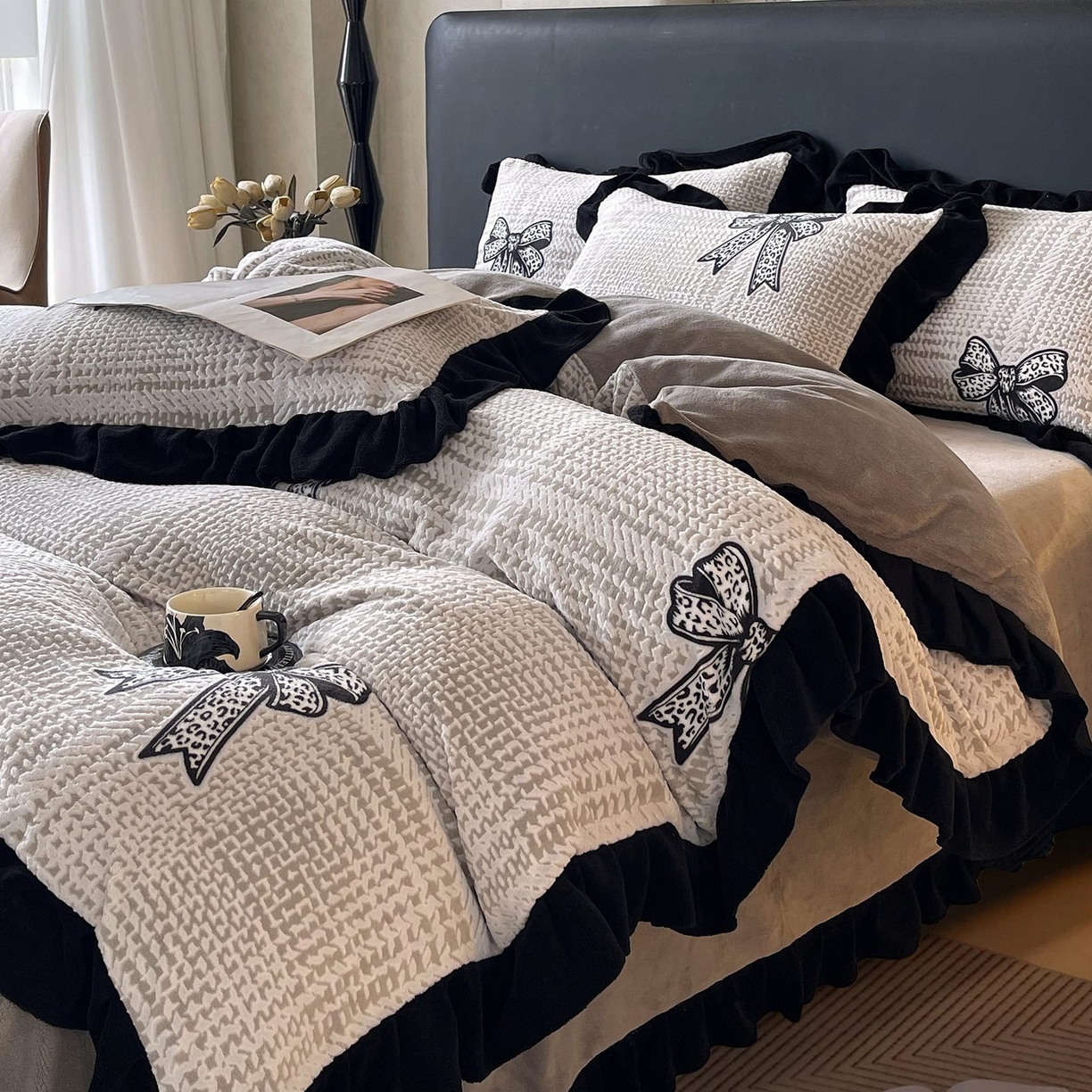 91家纺网 家纺一手货源 找家纺 蜜柚 2025新款秋冬琥珀系复古赫本轻法式高克重牛奶绒全消光立体浮雕数码印花ins风提花保暖四件套 梦境细雨