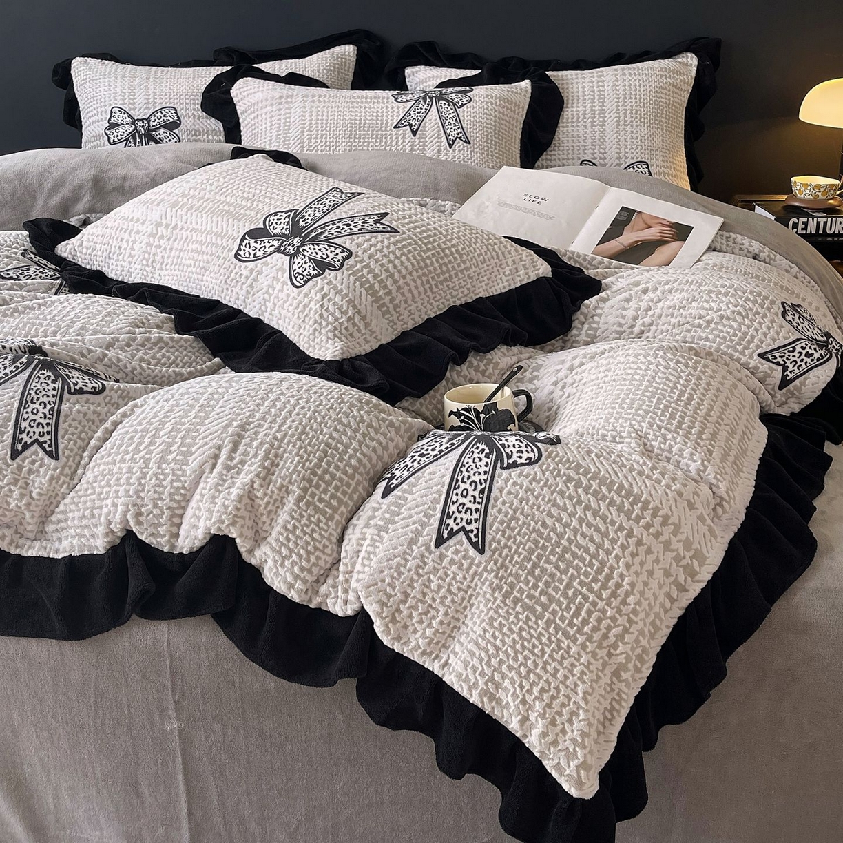 91家纺网 家纺一手货源 找家纺 蜜柚 2025新款秋冬琥珀系复古赫本轻法式高克重牛奶绒全消光立体浮雕数码印花ins风提花保暖四件套 梦境细雨