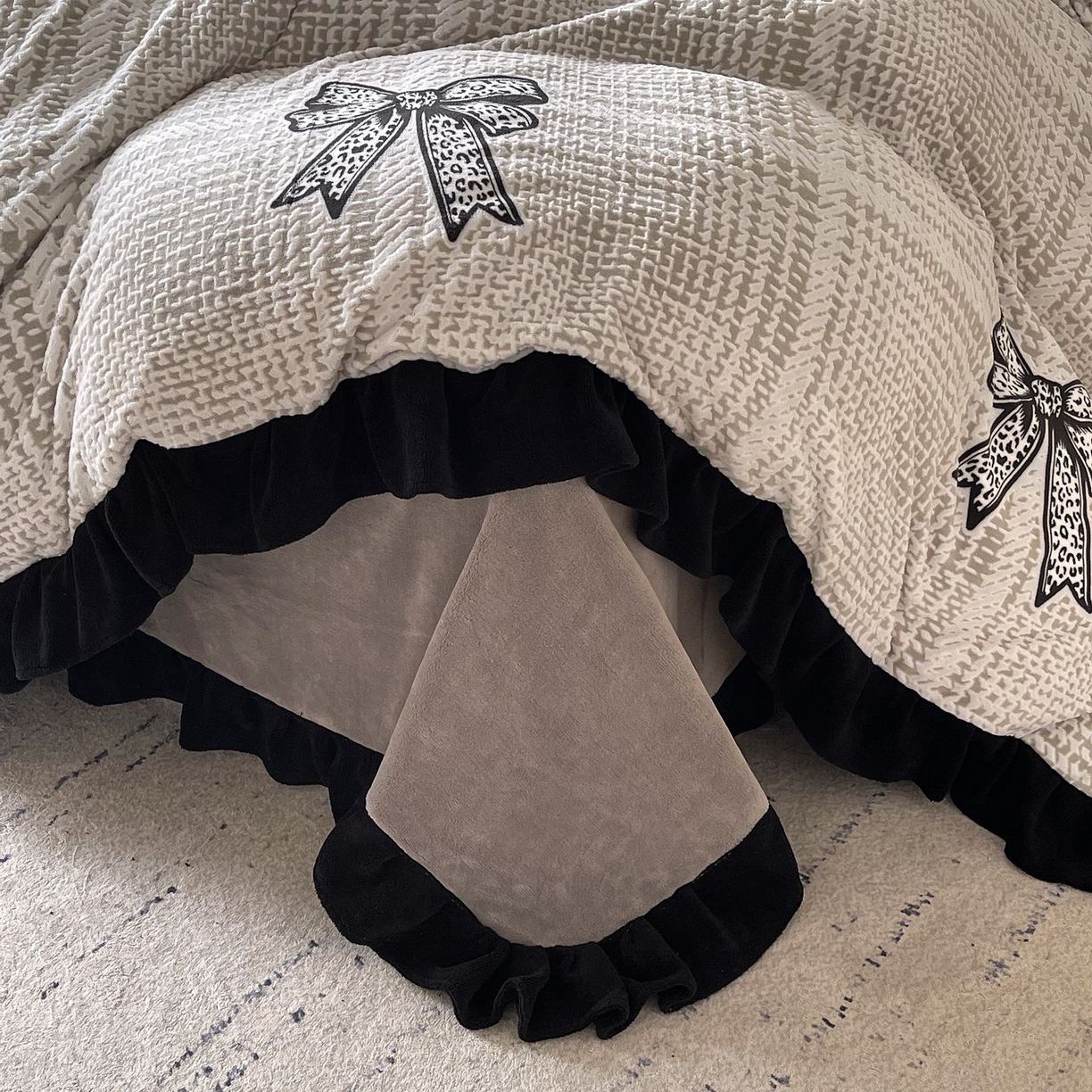 91家纺网 家纺一手货源 找家纺 蜜柚 2025新款秋冬琥珀系复古赫本轻法式高克重牛奶绒全消光立体浮雕数码印花ins风提花保暖四件套 梦境细雨