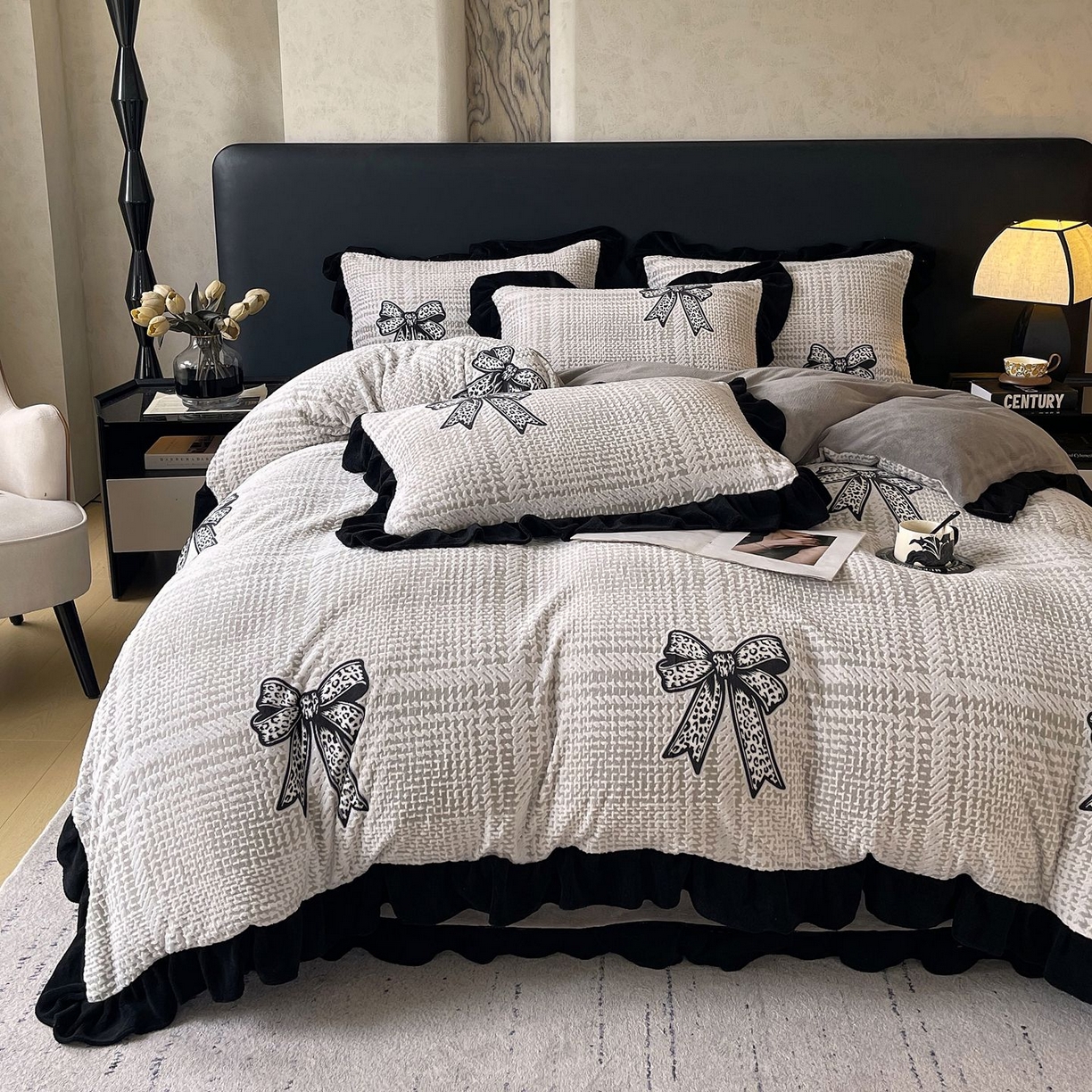 91家纺网 家纺一手货源 找家纺 蜜柚 2025新款秋冬琥珀系复古赫本轻法式高克重牛奶绒全消光立体浮雕数码印花ins风提花保暖四件套 梦境细雨