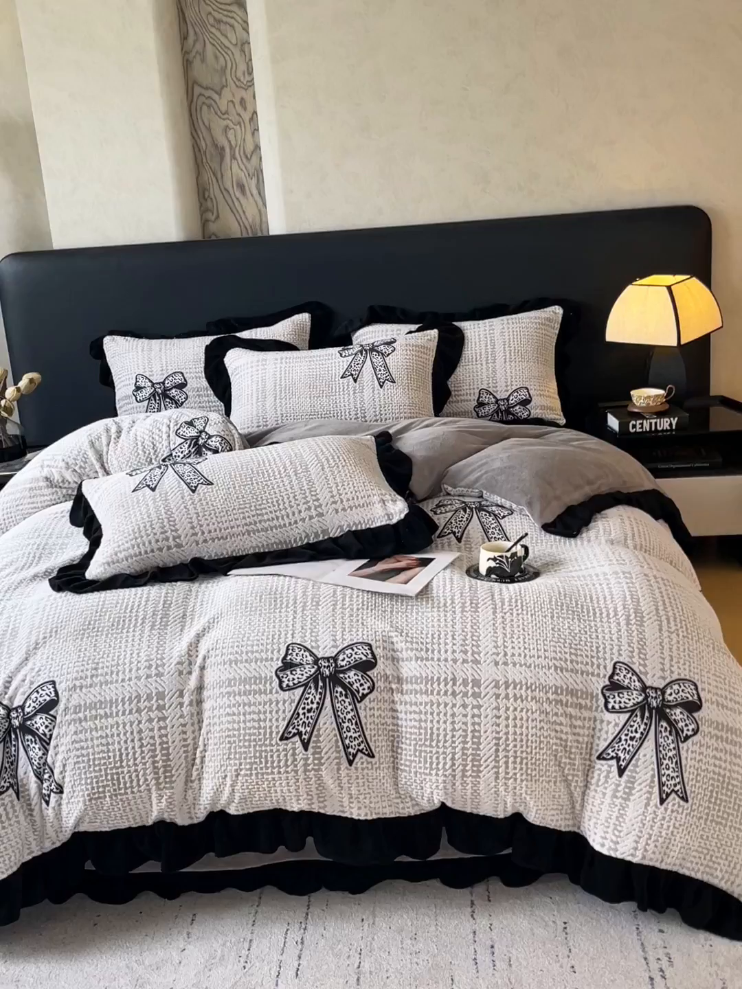 91家纺网 家纺一手货源 找家纺 蜜柚 2025新款秋冬琥珀系复古赫本轻法式高克重牛奶绒全消光立体浮雕数码印花ins风提花保暖四件套 梦境细雨