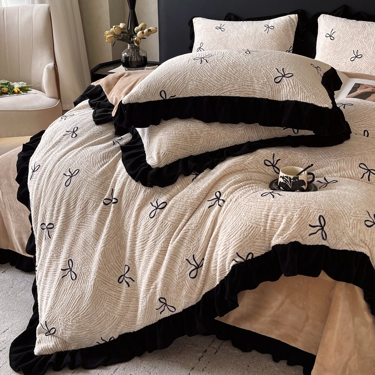 91家纺网 家纺一手货源 找家纺 蜜柚 2025新款秋冬琥珀系复古赫本轻法式高克重牛奶绒全消光立体浮雕数码印花ins风提花保暖四件套 南法假日