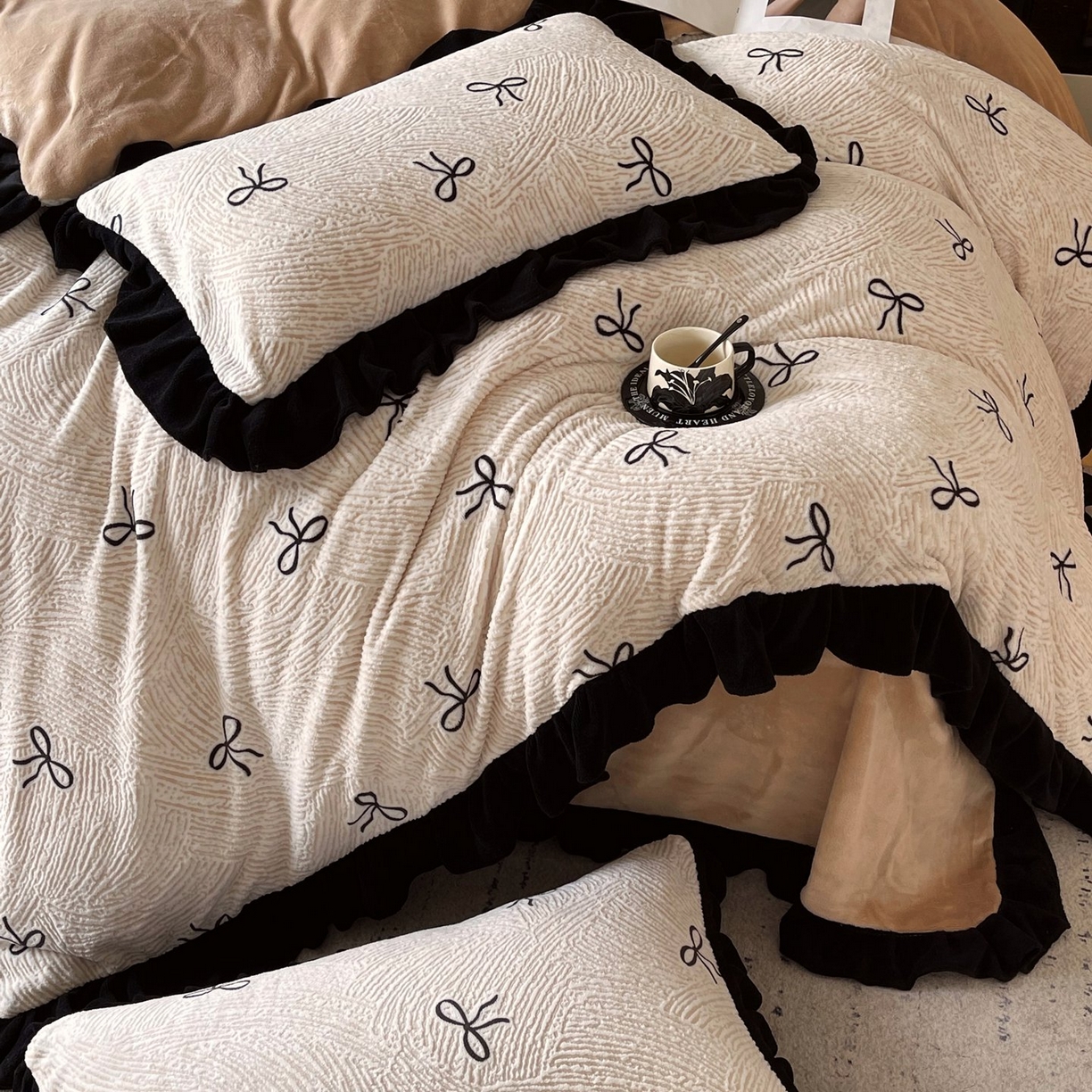 91家纺网 家纺一手货源 找家纺 蜜柚 2025新款秋冬琥珀系复古赫本轻法式高克重牛奶绒全消光立体浮雕数码印花ins风提花保暖四件套 南法假日