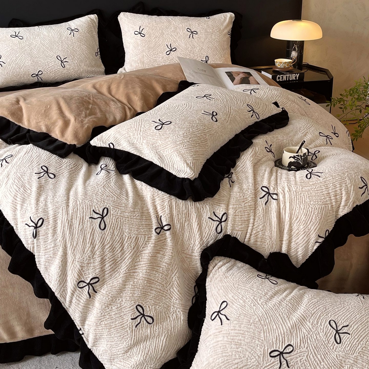 91家纺网 家纺一手货源 找家纺 蜜柚 2025新款秋冬琥珀系复古赫本轻法式高克重牛奶绒全消光立体浮雕数码印花ins风提花保暖四件套 南法假日