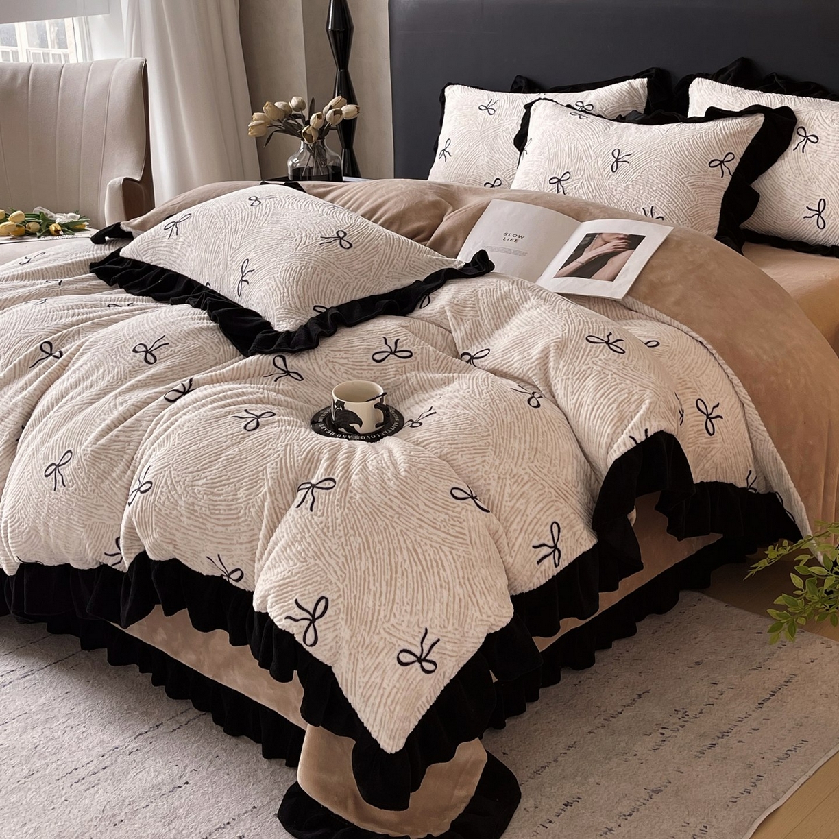 91家纺网 家纺一手货源 找家纺 蜜柚 2025新款秋冬琥珀系复古赫本轻法式高克重牛奶绒全消光立体浮雕数码印花ins风提花保暖四件套 南法假日