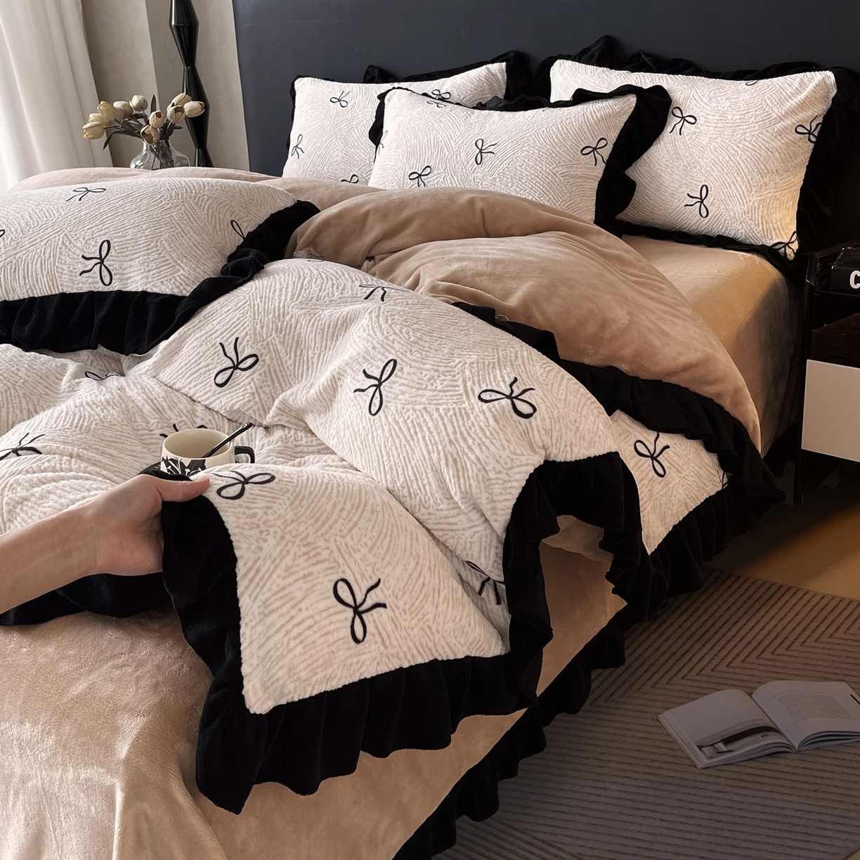 91家纺网 家纺一手货源 找家纺 蜜柚 2025新款秋冬琥珀系复古赫本轻法式高克重牛奶绒全消光立体浮雕数码印花ins风提花保暖四件套 南法假日