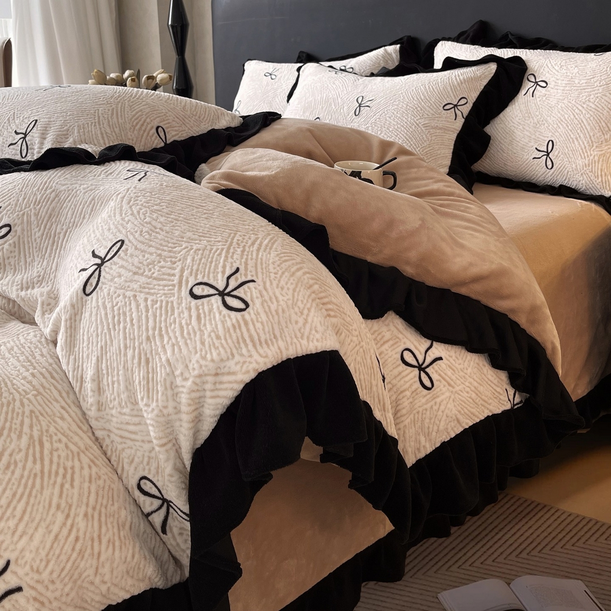 91家纺网 家纺一手货源 找家纺 蜜柚 2025新款秋冬琥珀系复古赫本轻法式高克重牛奶绒全消光立体浮雕数码印花ins风提花保暖四件套 南法假日