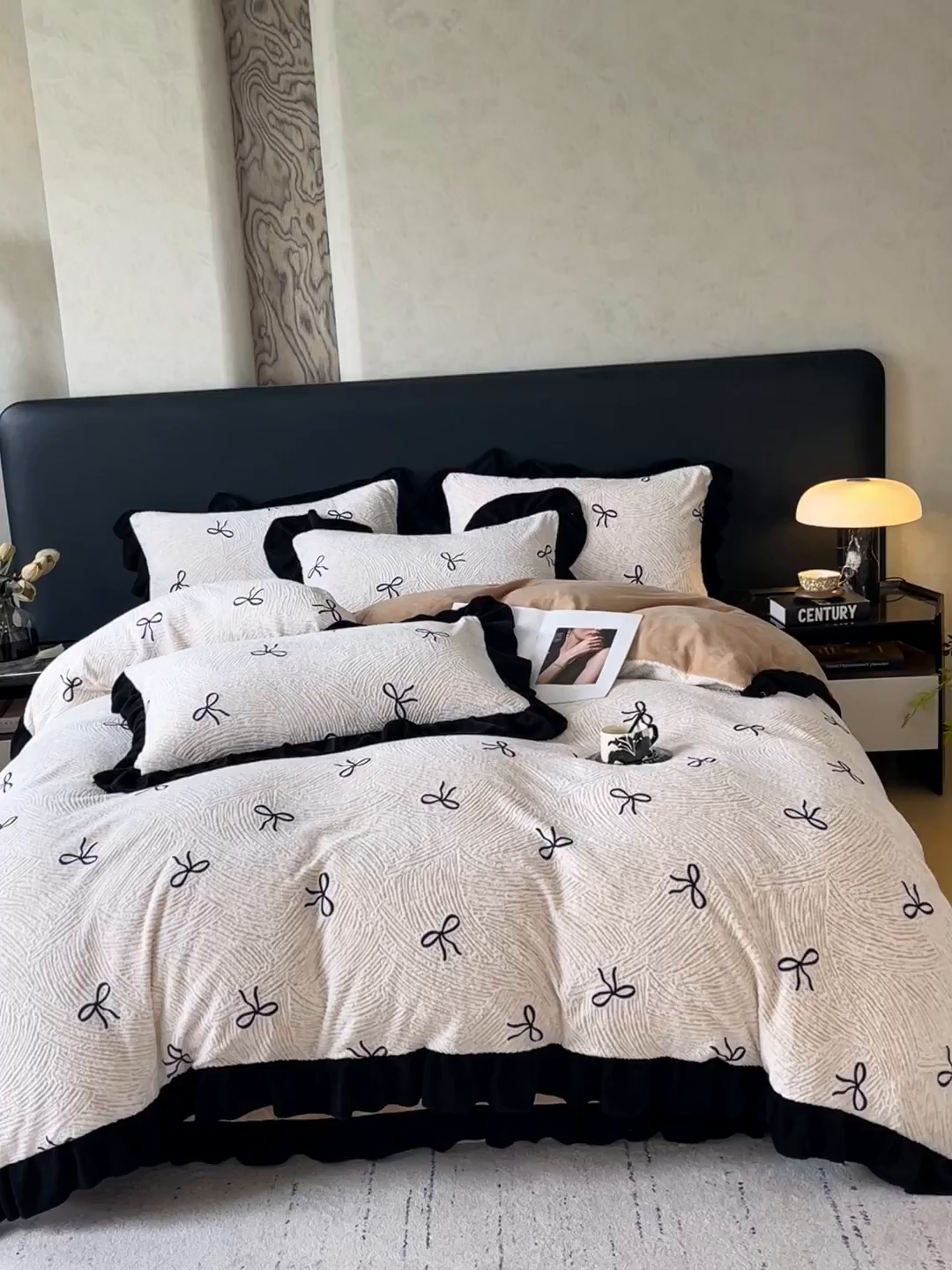 91家纺网 家纺一手货源 找家纺 蜜柚 2025新款秋冬琥珀系复古赫本轻法式高克重牛奶绒全消光立体浮雕数码印花ins风提花保暖四件套 南法假日