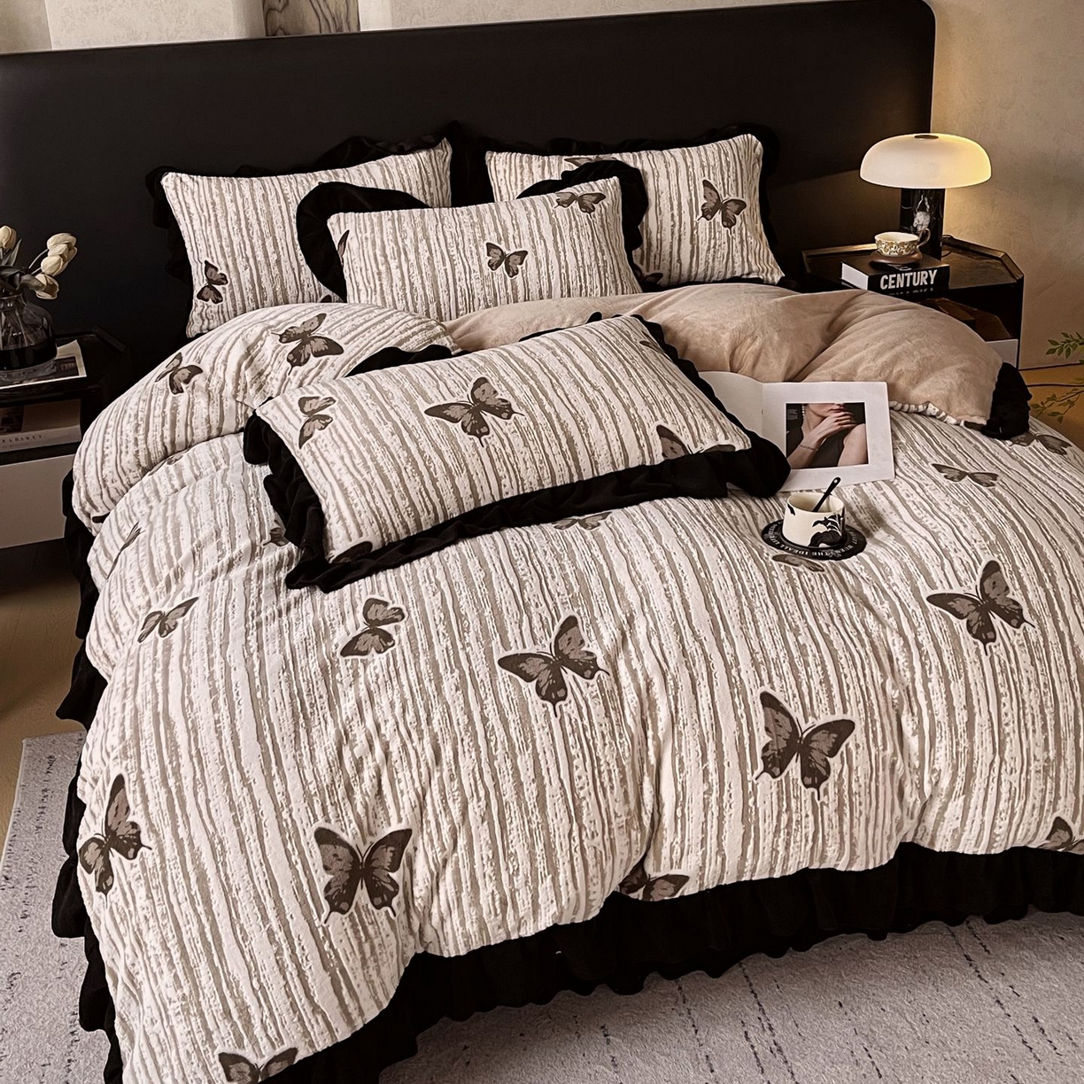 91家纺网 家纺一手货源 找家纺 蜜柚 2025新款秋冬琥珀系复古赫本轻法式高克重牛奶绒全消光立体浮雕数码印花ins风提花保暖四件套 翩翩起舞