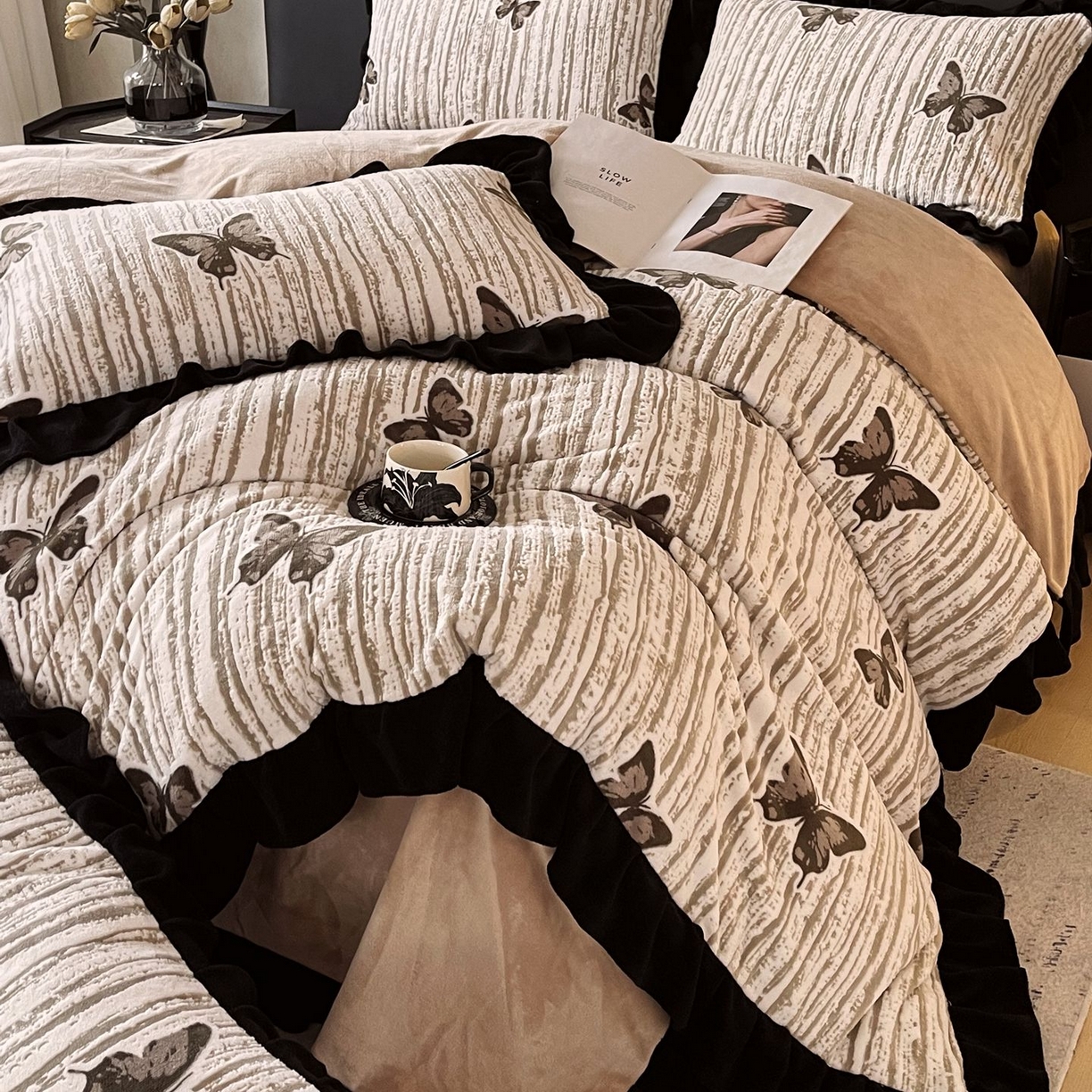 91家纺网 家纺一手货源 找家纺 蜜柚 2025新款秋冬琥珀系复古赫本轻法式高克重牛奶绒全消光立体浮雕数码印花ins风提花保暖四件套 翩翩起舞