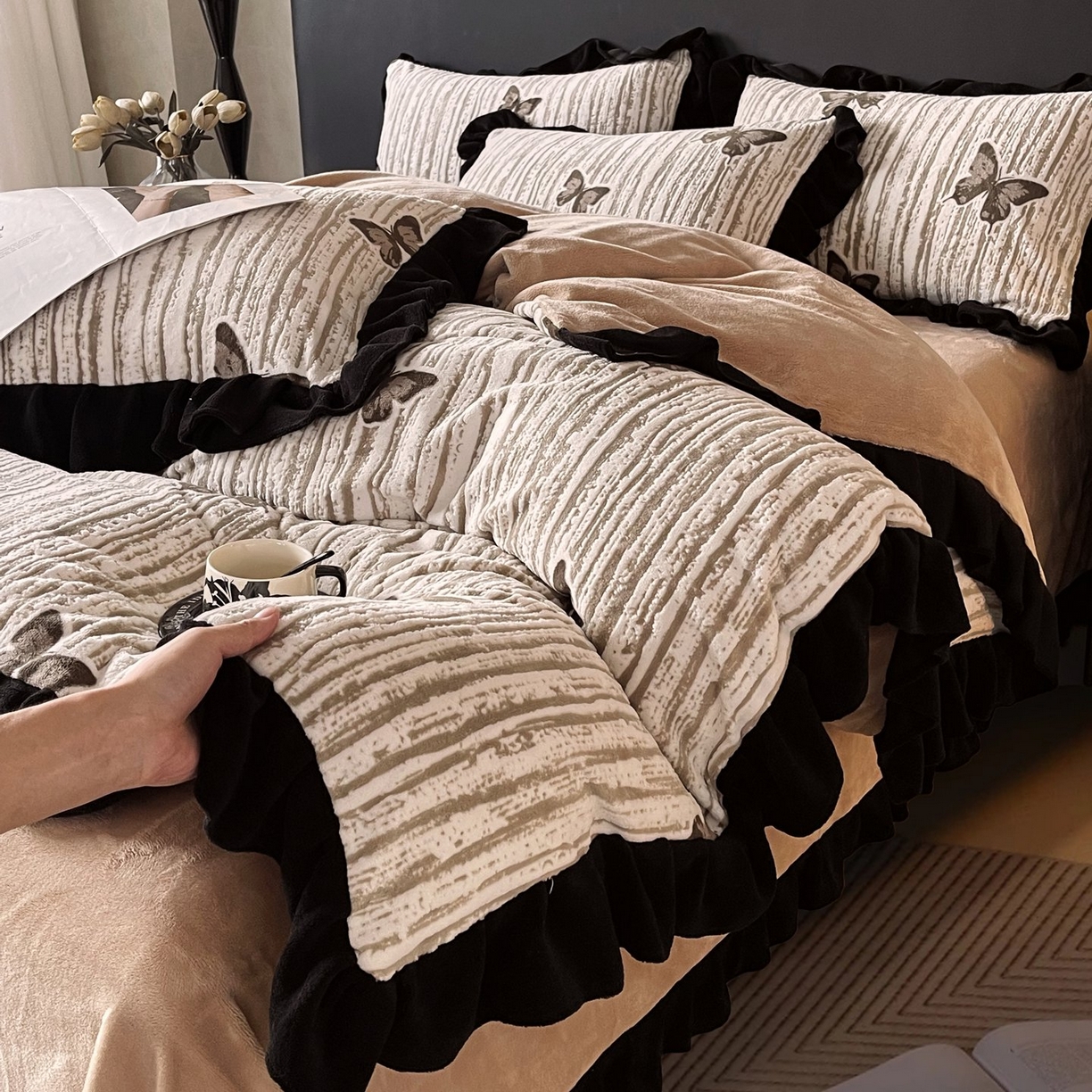 91家纺网 家纺一手货源 找家纺 蜜柚 2025新款秋冬琥珀系复古赫本轻法式高克重牛奶绒全消光立体浮雕数码印花ins风提花保暖四件套 翩翩起舞