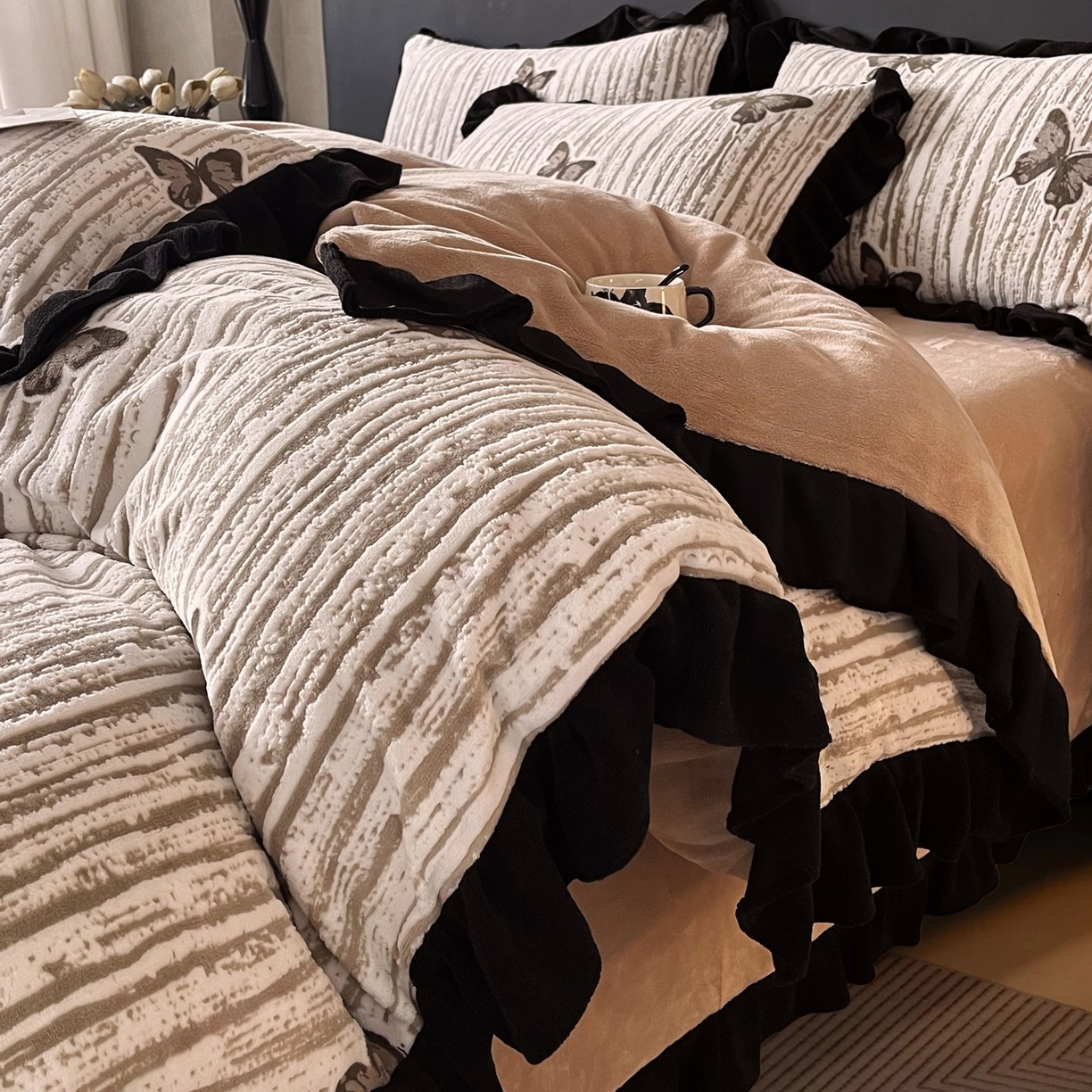 91家纺网 家纺一手货源 找家纺 蜜柚 2025新款秋冬琥珀系复古赫本轻法式高克重牛奶绒全消光立体浮雕数码印花ins风提花保暖四件套 翩翩起舞