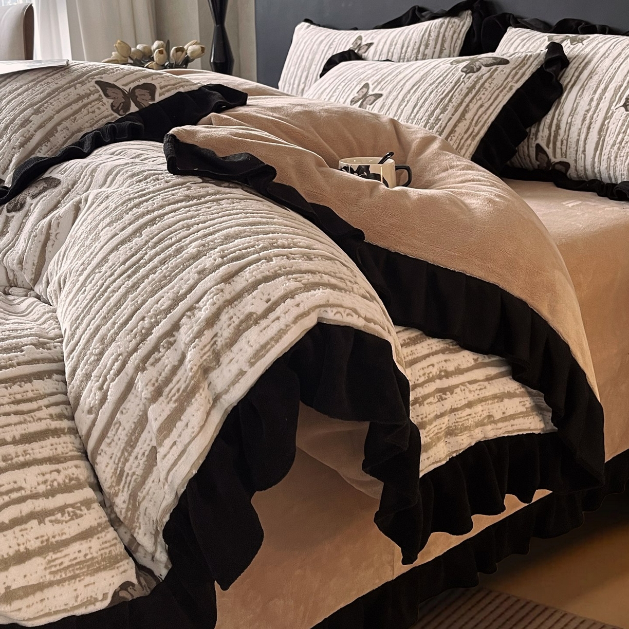 91家纺网 家纺一手货源 找家纺 蜜柚 2025新款秋冬琥珀系复古赫本轻法式高克重牛奶绒全消光立体浮雕数码印花ins风提花保暖四件套 翩翩起舞