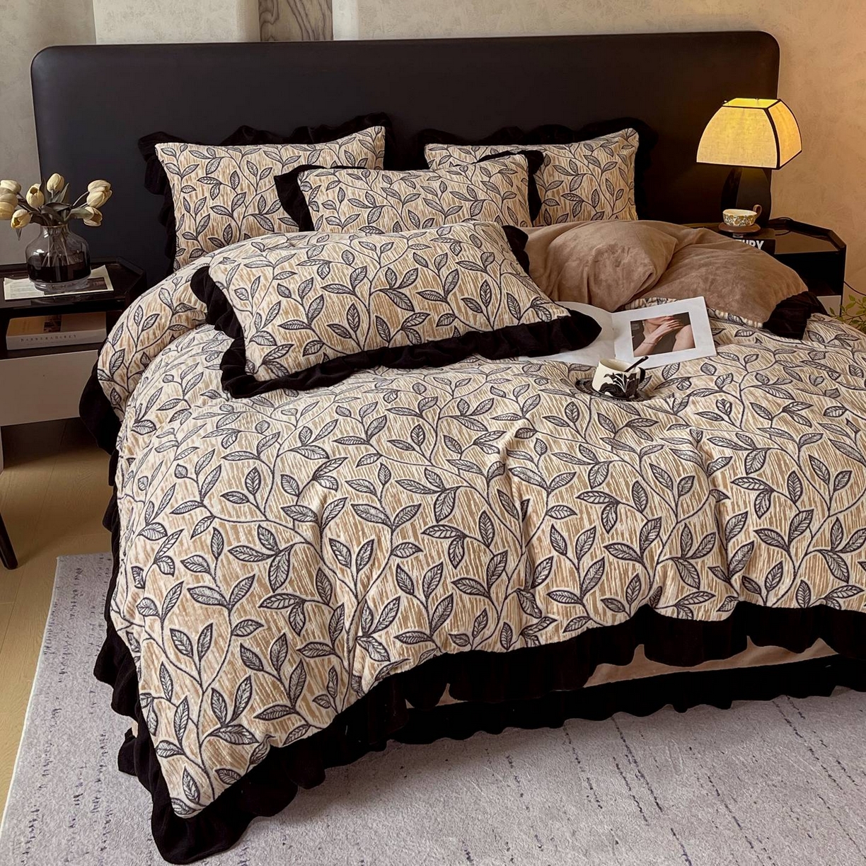 91家纺网 家纺一手货源 找家纺 蜜柚 2025新款秋冬琥珀系复古赫本轻法式高克重牛奶绒全消光立体浮雕数码印花ins风提花保暖四件套 一叶知秋