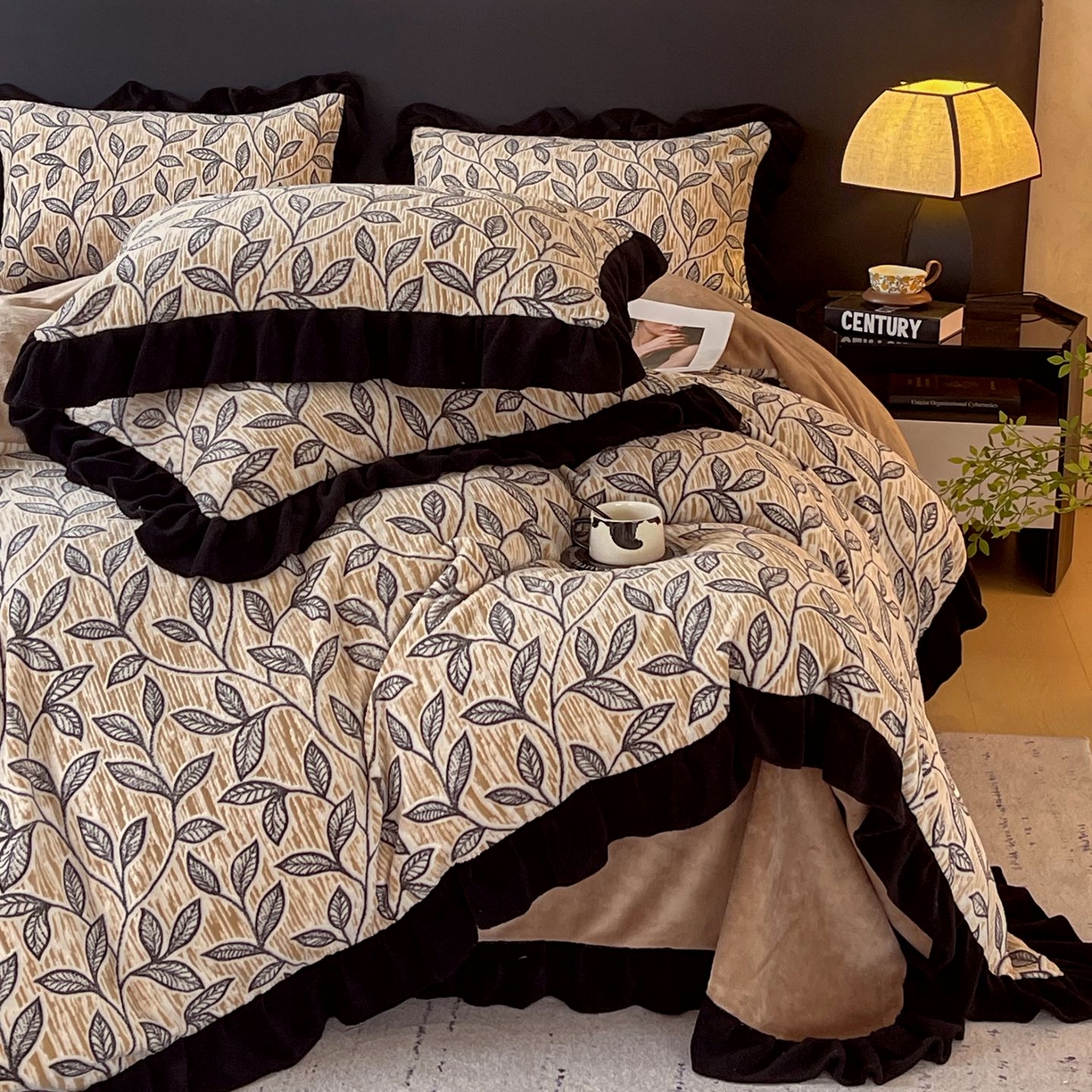 91家纺网 家纺一手货源 找家纺 蜜柚 2025新款秋冬琥珀系复古赫本轻法式高克重牛奶绒全消光立体浮雕数码印花ins风提花保暖四件套 一叶知秋