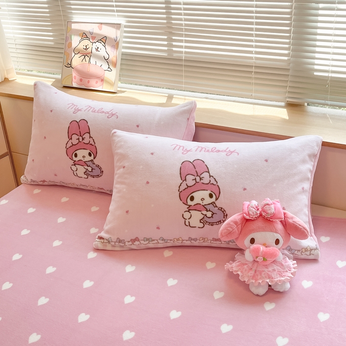 91家纺网 家纺一手货源 找家纺 博雅 2025新款三丽欧大板牛奶绒印花单枕套 牛奶绒大版-木马美乐蒂