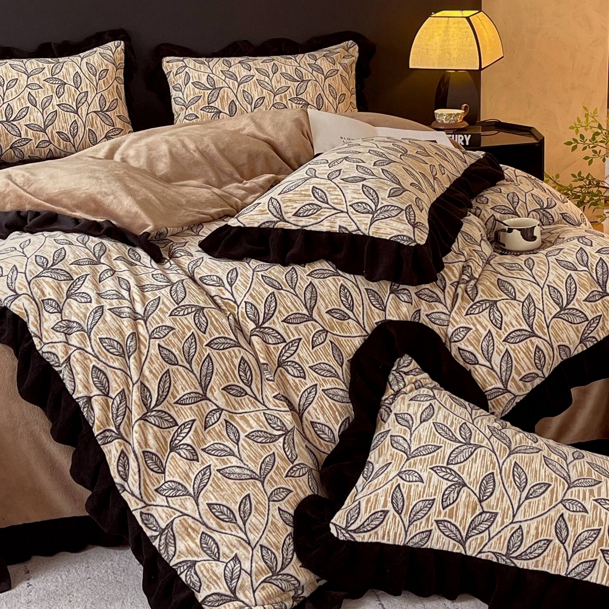 91家纺网 家纺一手货源 找家纺 蜜柚 2025新款秋冬琥珀系复古赫本轻法式高克重牛奶绒全消光立体浮雕数码印花ins风提花保暖四件套 一叶知秋