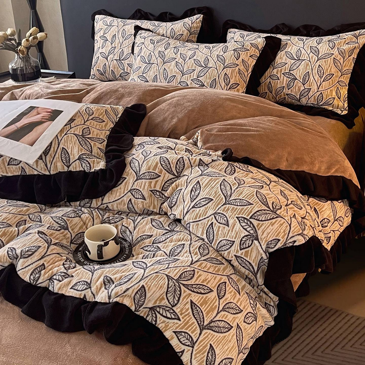 91家纺网 家纺一手货源 找家纺 蜜柚 2025新款秋冬琥珀系复古赫本轻法式高克重牛奶绒全消光立体浮雕数码印花ins风提花保暖四件套 一叶知秋