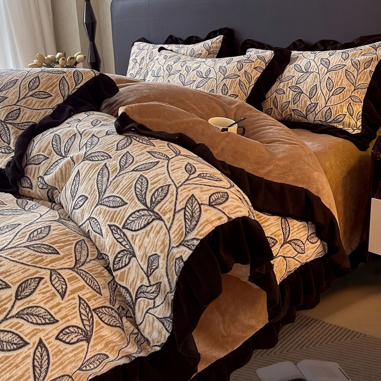 91家纺网 家纺一手货源 找家纺 蜜柚 2025新款秋冬琥珀系复古赫本轻法式高克重牛奶绒全消光立体浮雕数码印花ins风提花保暖四件套 一叶知秋