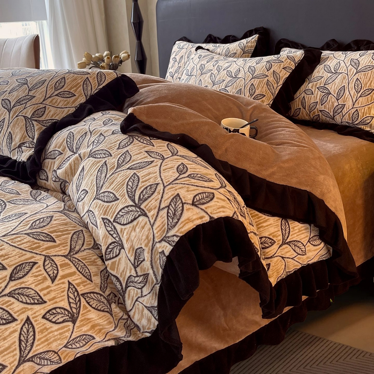 91家纺网 家纺一手货源 找家纺 蜜柚 2025新款秋冬琥珀系复古赫本轻法式高克重牛奶绒全消光立体浮雕数码印花ins风提花保暖四件套 一叶知秋