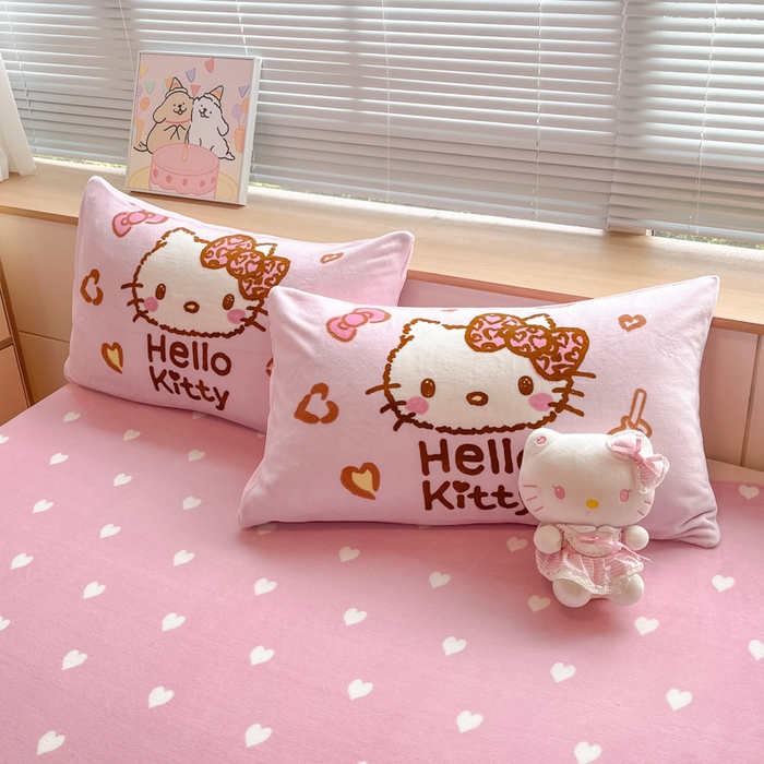 91家纺网 家纺一手货源 找家纺 博雅 2025新款三丽欧大板牛奶绒印花单枕套 牛奶绒大版-甜酷KT