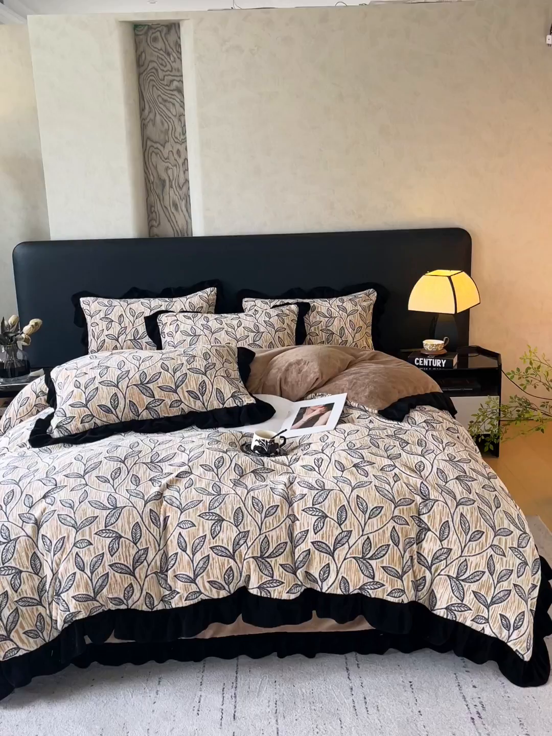 91家纺网 家纺一手货源 找家纺 蜜柚 2025新款秋冬琥珀系复古赫本轻法式高克重牛奶绒全消光立体浮雕数码印花ins风提花保暖四件套 一叶知秋