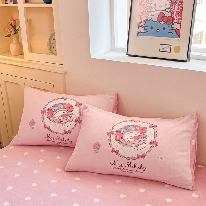 91家纺网 家纺一手货源 找家纺 博雅 2025新款三丽欧大板牛奶绒印花单枕套 牛奶绒大版-小花美乐蒂