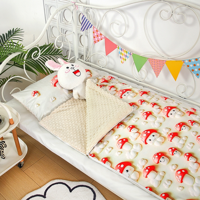 91家纺网 家纺一手货源 找家纺 沁童儿童用品店 2025新款儿童3D立体印花A版宝宝绒+B版豆豆绒儿童睡袋 蘑菇娃娃