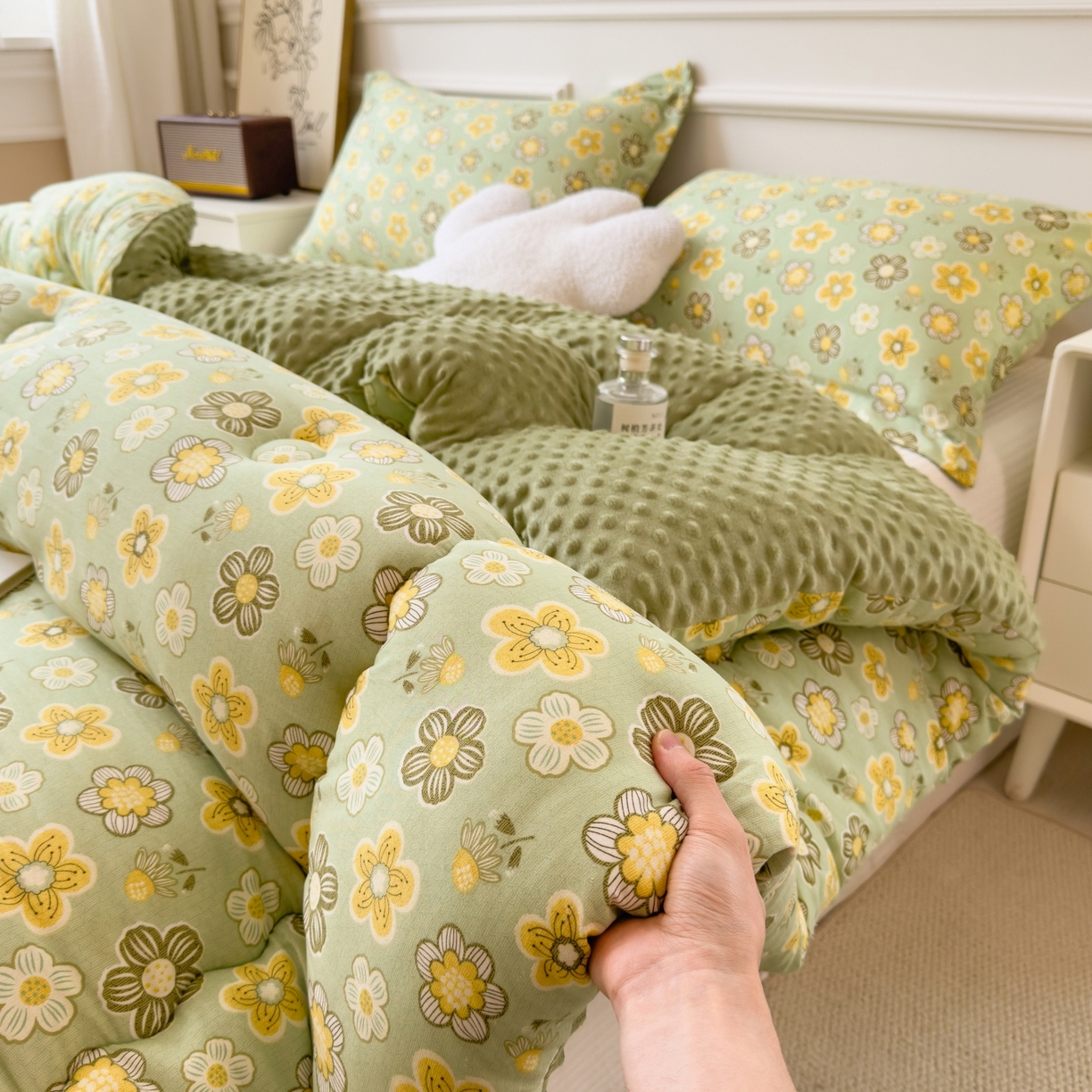 91家纺网 家纺一手货源 找家纺 梵克保罗 2025秋冬新品10A抗菌豆豆绒冬被被子被芯 花开半夏