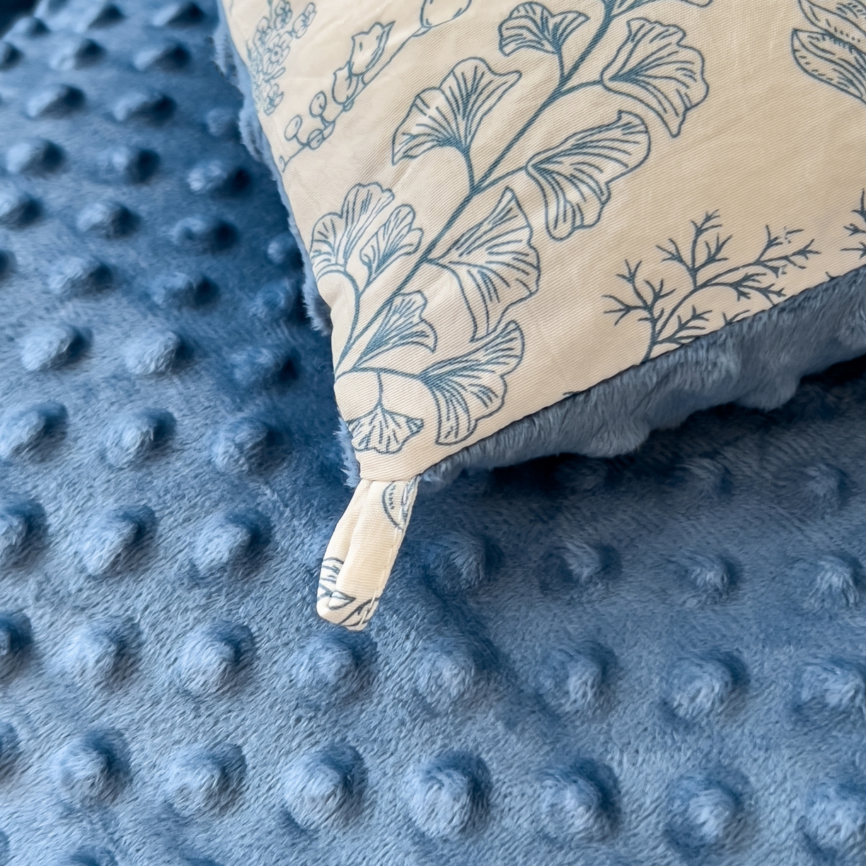 91家纺网 家纺一手货源 找家纺 梵克保罗 2025秋冬新品10A抗菌豆豆绒冬被被子被芯 青花瓷