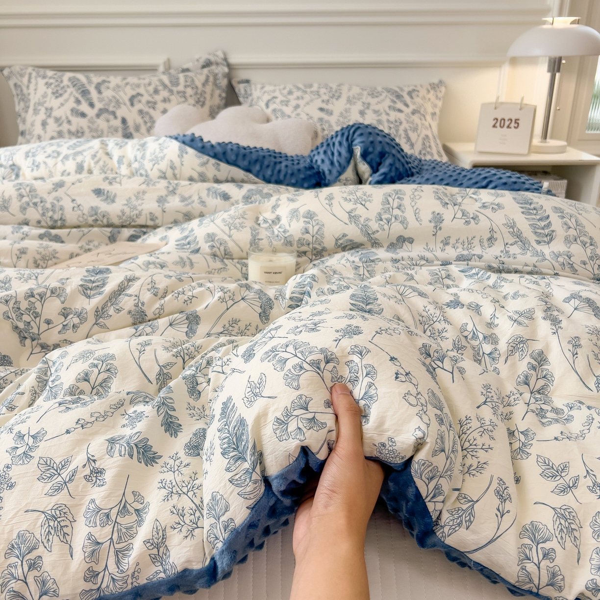 91家纺网 家纺一手货源 找家纺 梵克保罗 2025秋冬新品10A抗菌豆豆绒冬被被子被芯 青花瓷