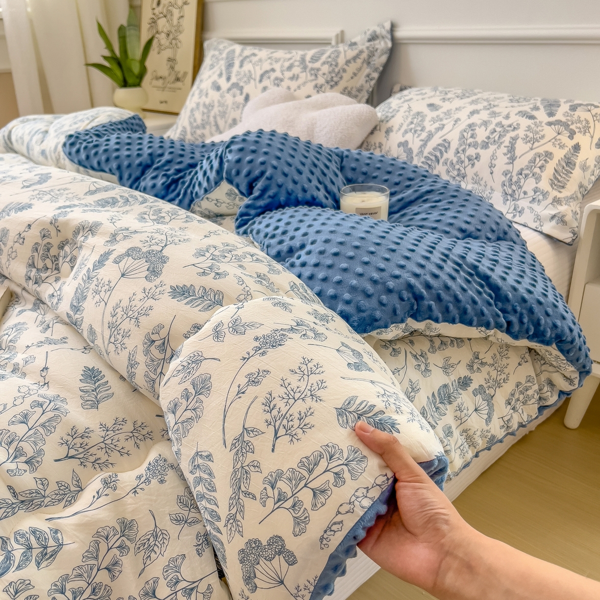 91家纺网 家纺一手货源 找家纺 梵克保罗 2025秋冬新品10A抗菌豆豆绒冬被被子被芯 青花瓷