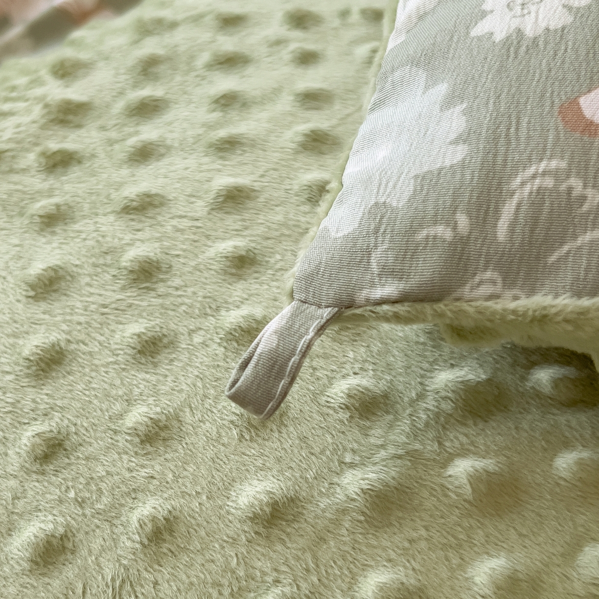 91家纺网 家纺一手货源 找家纺 梵克保罗 2025秋冬新品10A抗菌豆豆绒冬被被子被芯 绿野庄园