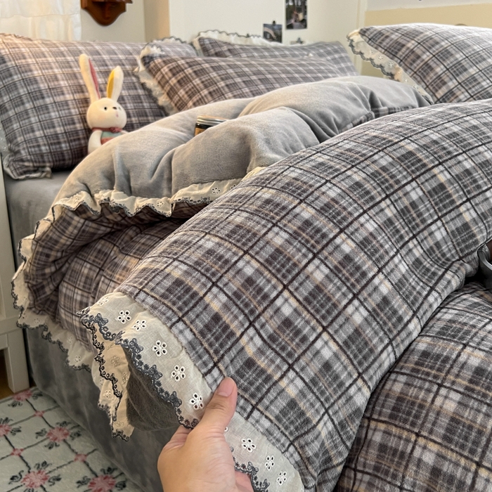 91家纺网 家纺一手货源 找家纺 妖妖家纺 2025新款加厚全棉花边牛奶绒格子四件套 银灰流光