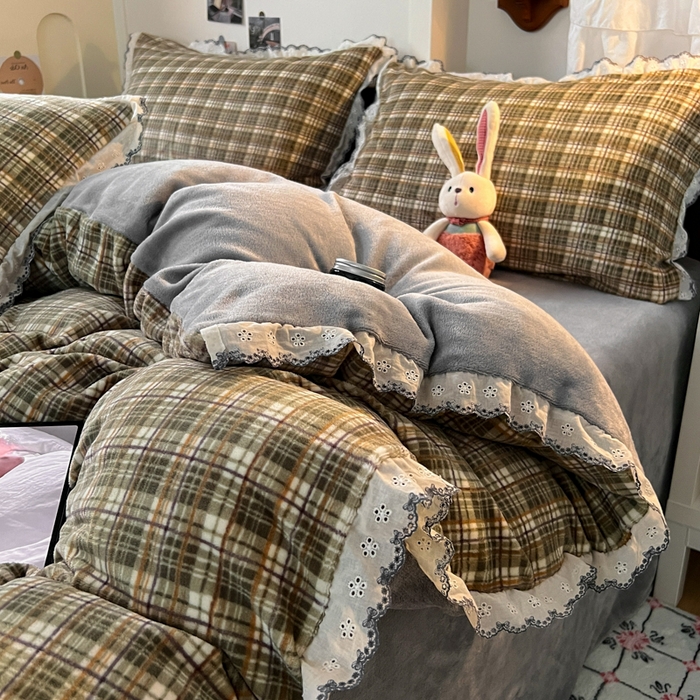 91家纺网 家纺一手货源 找家纺 妖妖家纺 2025新款加厚全棉花边牛奶绒格子四件套 轻氧绿松