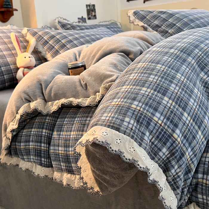 91家纺网 家纺一手货源 找家纺 妖妖家纺 2025新款加厚全棉花边牛奶绒格子四件套 海川之境