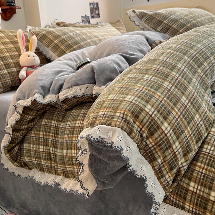 91家纺网 家纺一手货源 找家纺 妖妖家纺 2025新款加厚全棉花边牛奶绒格子四件套 轻氧绿松