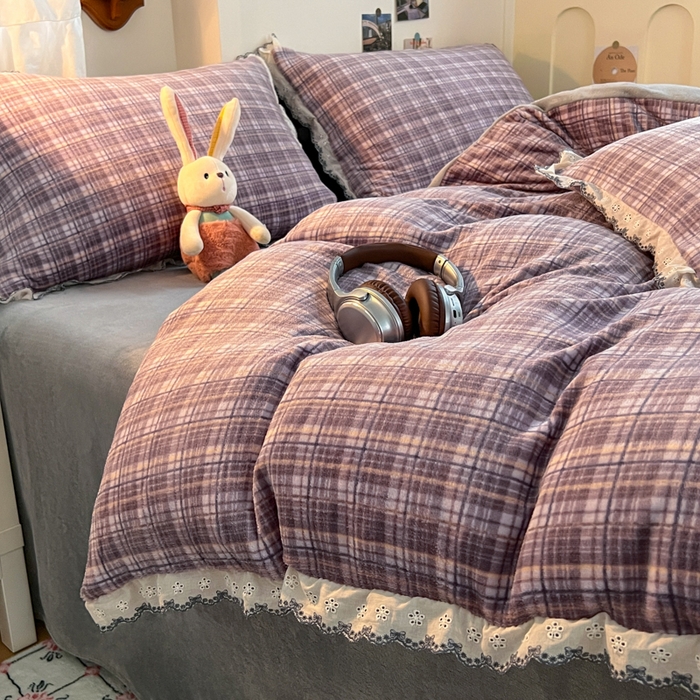 91家纺网 家纺一手货源 找家纺 妖妖家纺 2025新款加厚全棉花边牛奶绒格子四件套 鸢尾之约