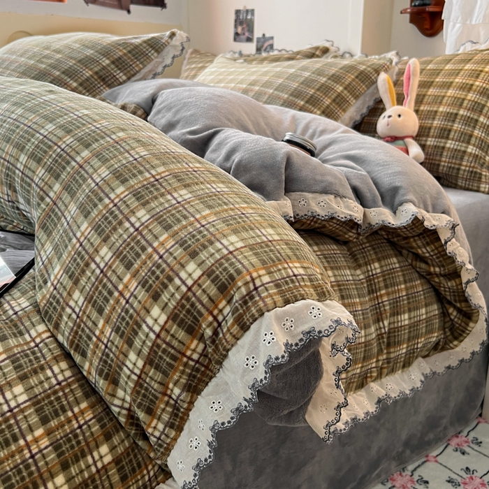 91家纺网 家纺一手货源 找家纺 妖妖家纺 2025新款加厚全棉花边牛奶绒格子四件套 轻氧绿松