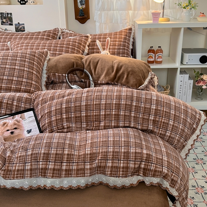 91家纺网 家纺一手货源 找家纺 妖妖家纺 2025新款加厚全棉花边牛奶绒格子四件套 焦糖松果