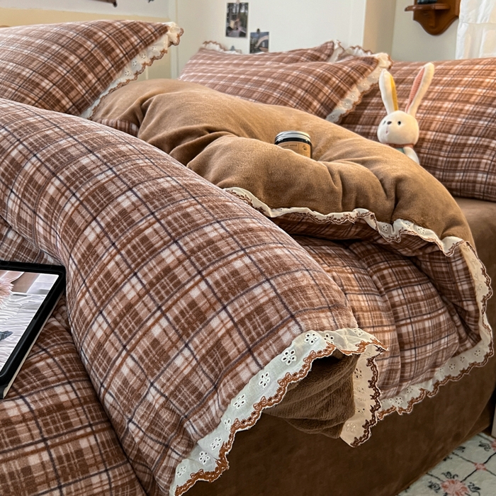 91家纺网 家纺一手货源 找家纺 妖妖家纺 2025新款加厚全棉花边牛奶绒格子四件套 焦糖松果