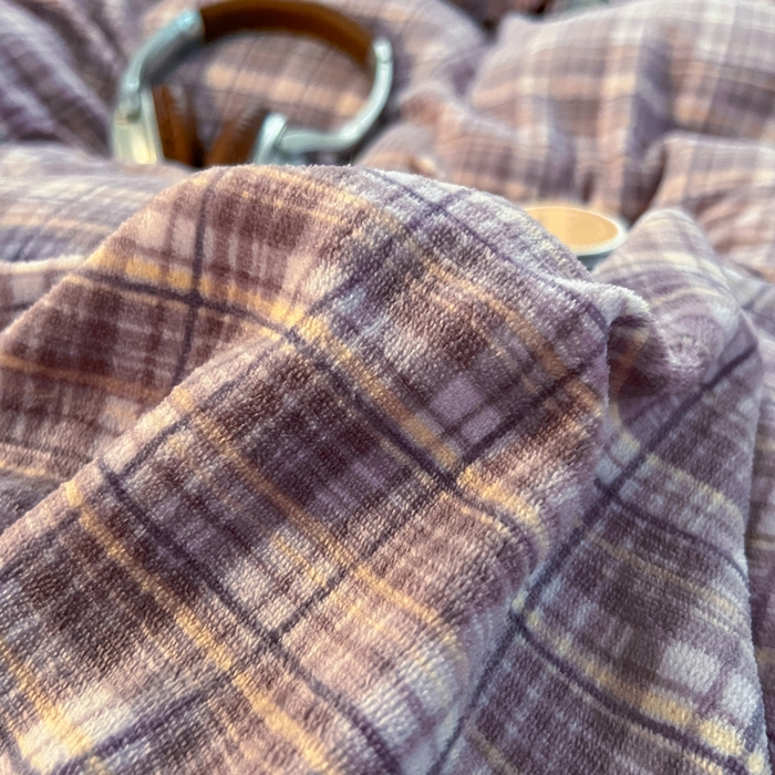 91家纺网 家纺一手货源 找家纺 妖妖家纺 2025新款加厚全棉花边牛奶绒格子四件套 鸢尾之约