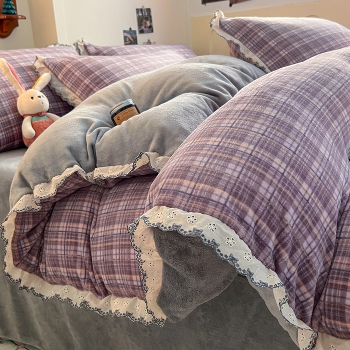 91家纺网 家纺一手货源 找家纺 妖妖家纺 2025新款加厚全棉花边牛奶绒格子四件套 鸢尾之约