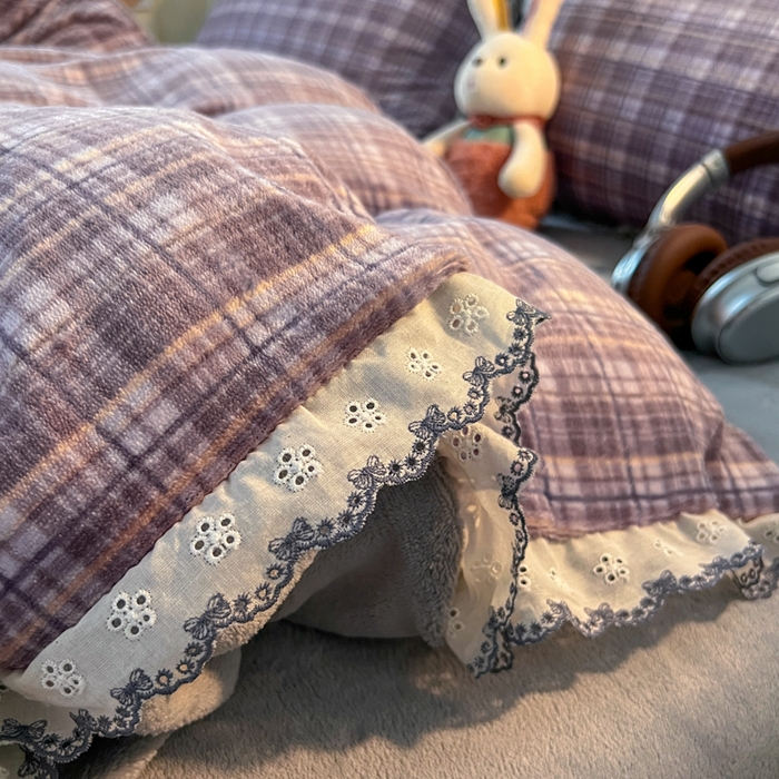 91家纺网 家纺一手货源 找家纺 妖妖家纺 2025新款加厚全棉花边牛奶绒格子四件套 鸢尾之约